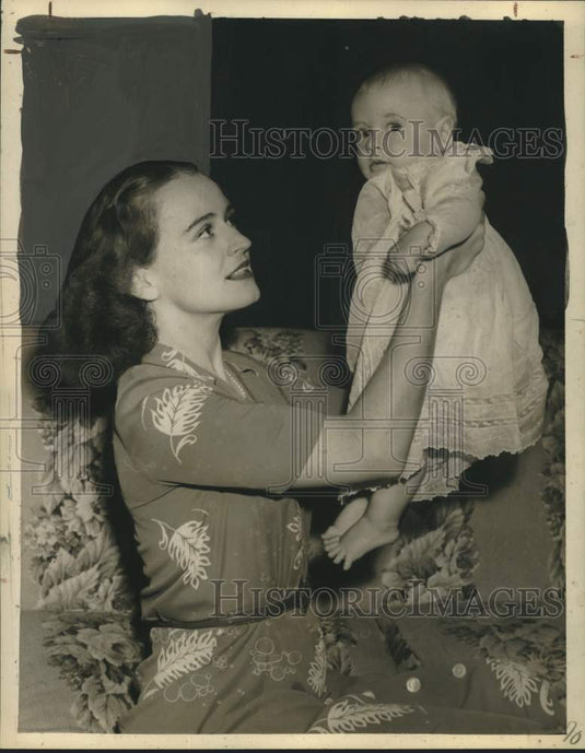 1943 Press Photo Mrs. Richard Kahle & Baby - nox28084-Historic Images
