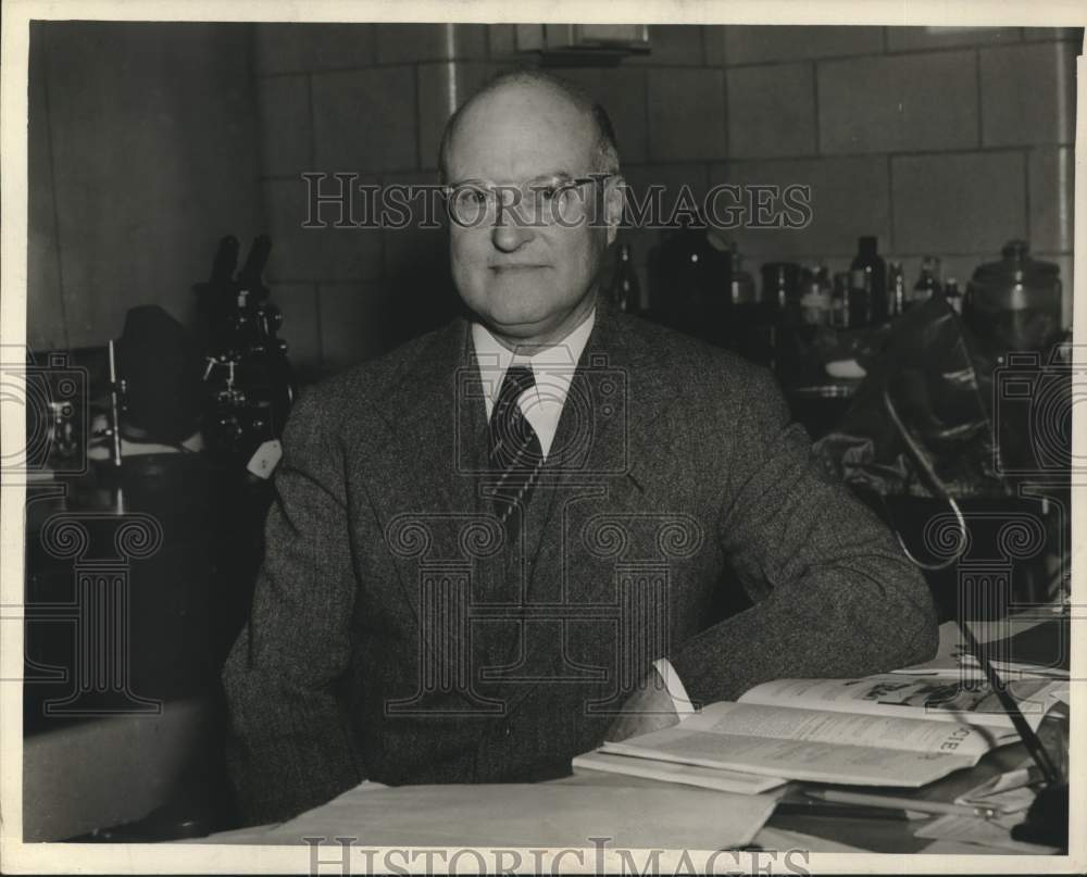 1953 Press Photo Dr. P.J. Kahle surrounded by projects &amp; equipment in his office-Historic Images