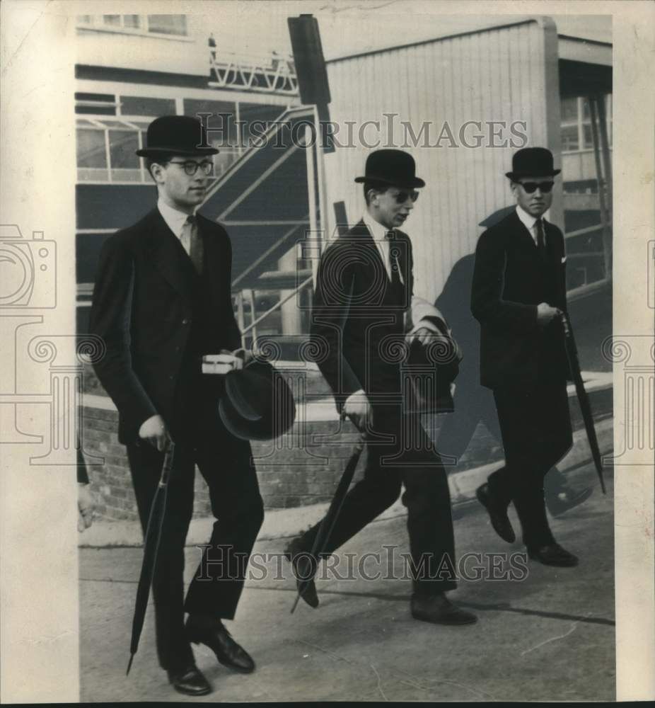 1959 Press Photo The Duke of Kent &amp; two officers walk toward a plane in London-Historic Images