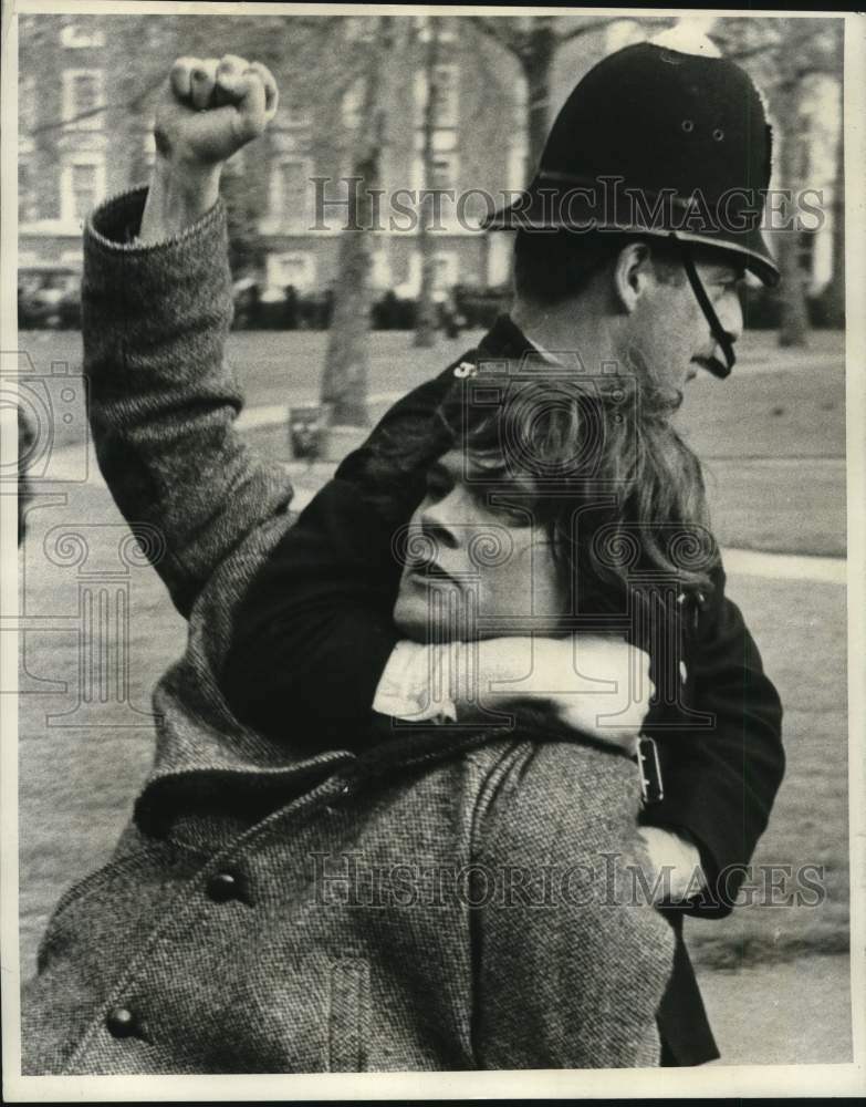 1971 Press Photo London Policeman Hauls Anti-War Demonstrator - nox28807- Historic Images