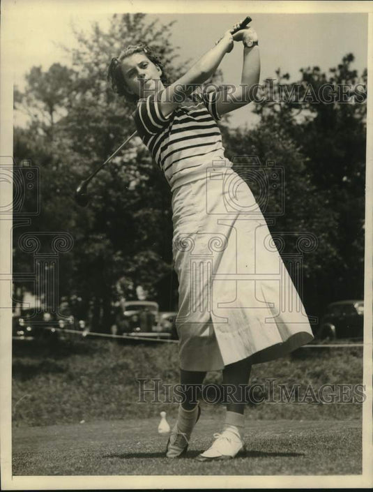 1937 Press Photo Professional Golfer Dot Kirby swings her club - nox28863-Historic Images