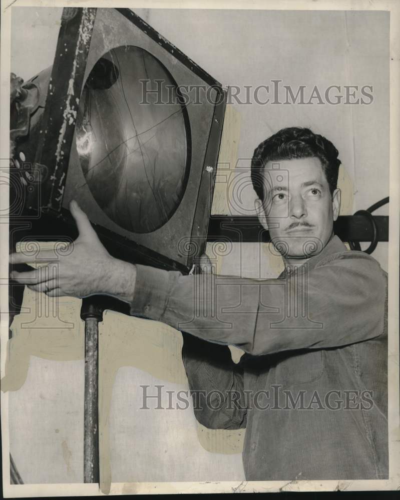 1951 Press Photo Little Theater Actor &amp; Technician Roy Longmire, New Orleans - Historic Images