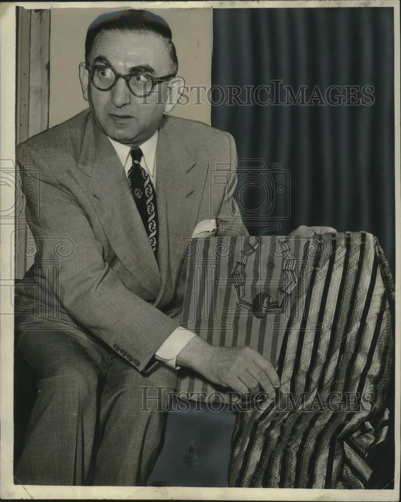 1950 Press Photo Fashion Historian Charles Lederman at Cabildo Fashion Exhibit - Historic Images