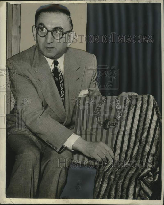 1950 Press Photo Fashion Historian Charles Lederman at Cabildo Fashion Exhibit - Historic Images