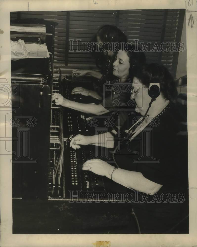 1948 Press Photo Switchboard Operators at New Orleans City Hall - nox29552-Historic Images