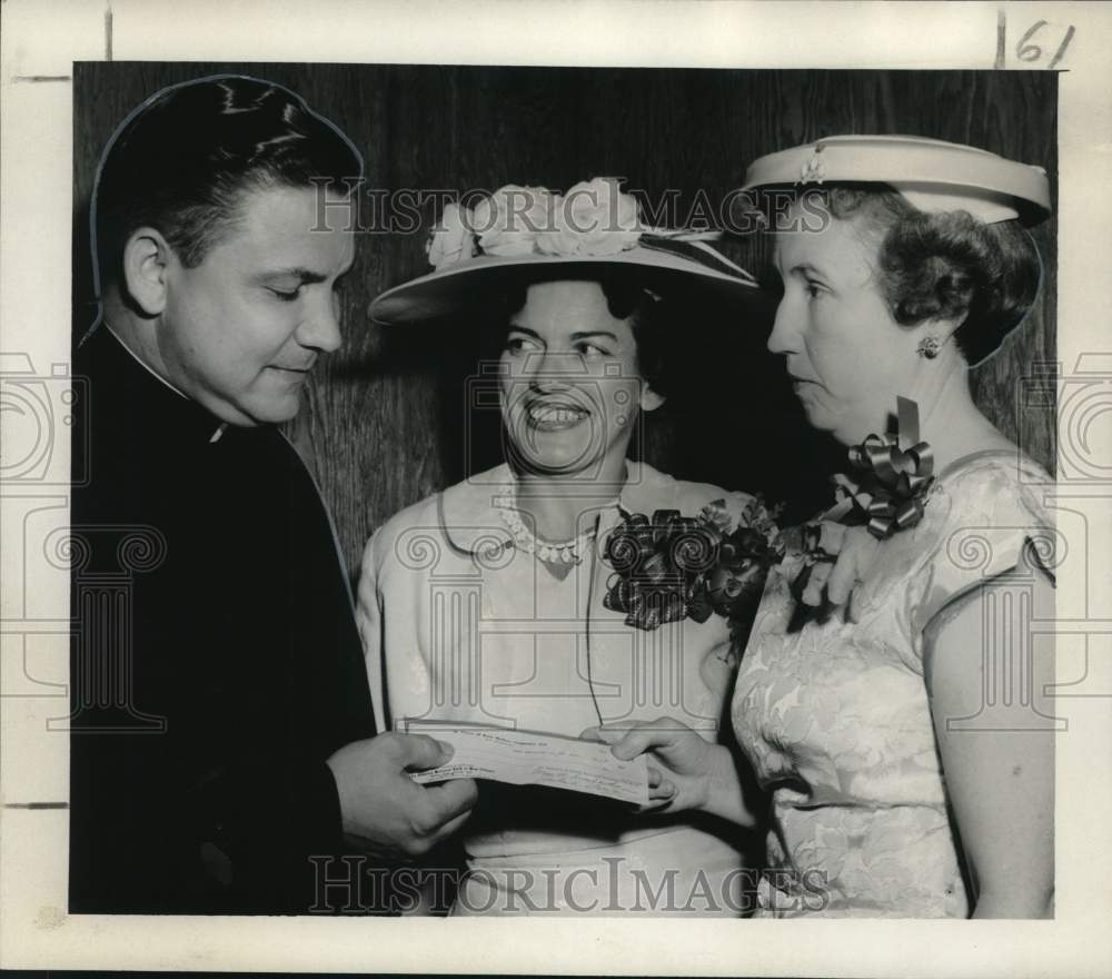 1957 Press Photo St. Francis of Assisi Mothers Club Present Donation to Reverend - Historic Images