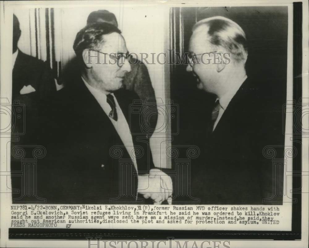 1954 Press Photo Former Russian Officer Nikolai E. Khokhlov and Russian Refugee-Historic Images