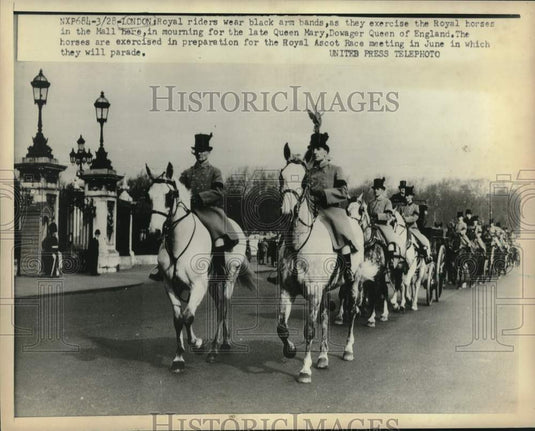 1953 Press Photo London's Royal Riders Wear Black Arm Bands Mourning Queen Mary - Historic Images