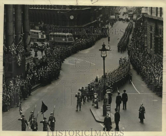 1952 Press Photo First Battalion, Royal Fusiliers Parade in London - nox29952-Historic Images
