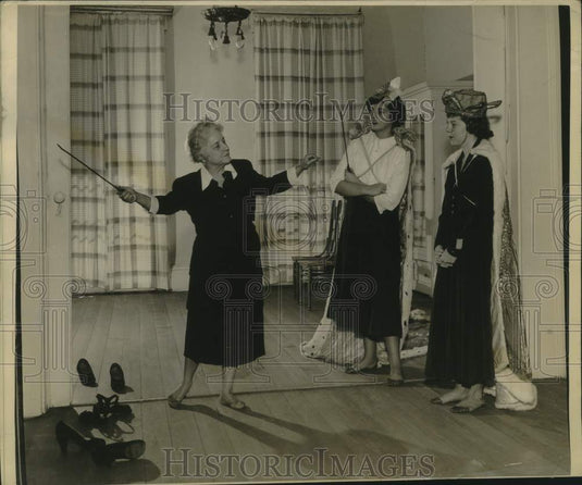 1949 Press Photo Courtier trainer Mrs. Lillian Lewis demonstrates a gesture-Historic Images