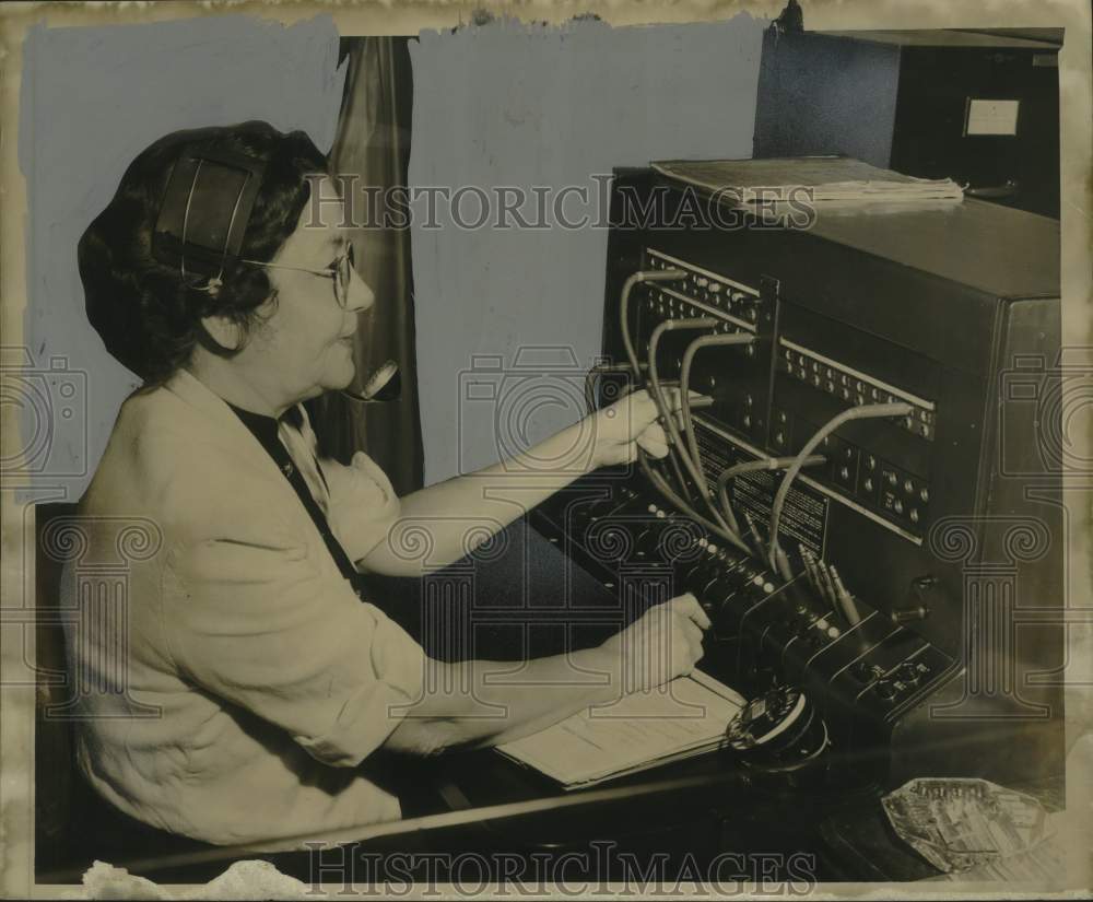 1956 Press Photo City Hall chief telephone operator Mrs. Maud King Lewis - Historic Images