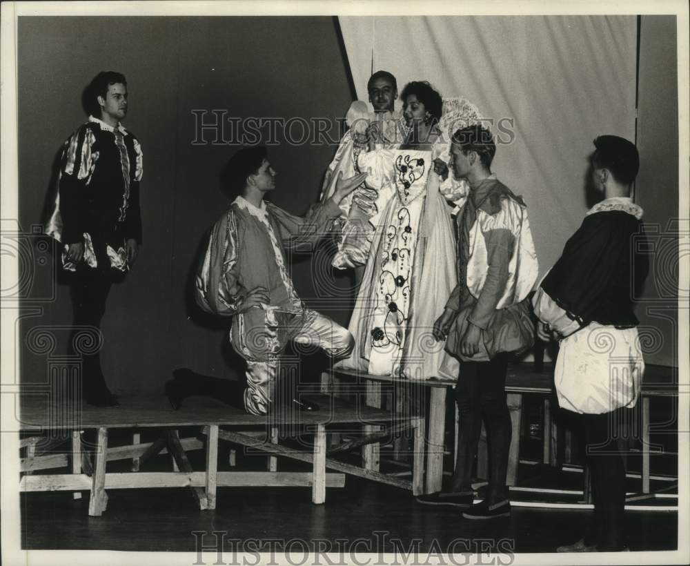 1959 Press Photo A group of theater actors rehearse a Shakesperean era play - Historic Images