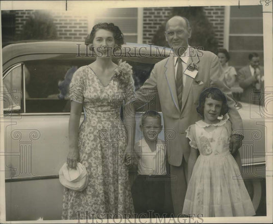 1954 Press Photo The Rev. Albert B Link with his family & his new donated car-Historic Images