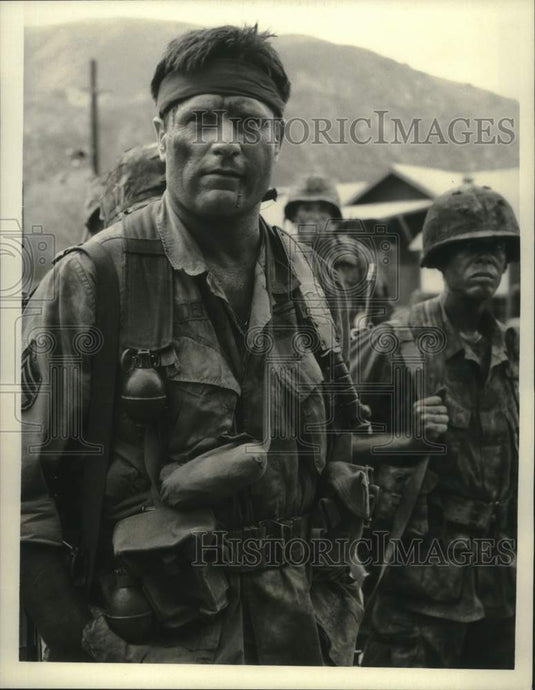 1989 Press Photo Actor Terence Knox in "Tour of Duty" - Historic Images
