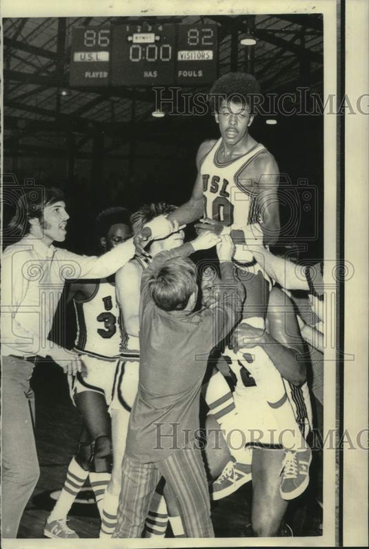 1971 Press Photo University of Southwestern Louisiana Basketballers in Victory - Historic Images