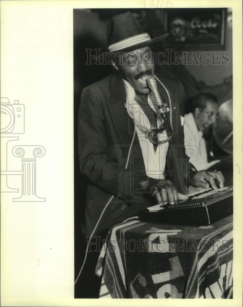 1989 Press Photo Musician Ironing Board Sam at Ruby&#39;s Roadhouse in Mandeville - Historic Images