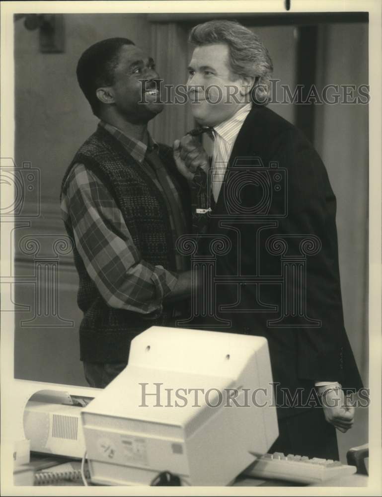 Press Photo Charlie Robinson & John Larroquette in a scene from "Night Court" - Historic Images