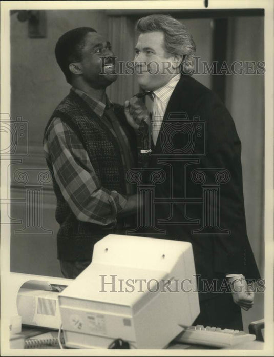 Press Photo Charlie Robinson & John Larroquette in a scene from "Night Court" - Historic Images