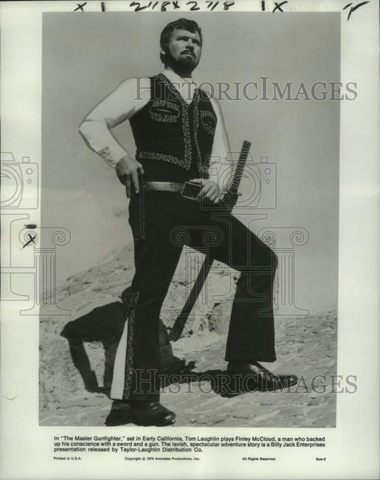 1975 Press Photo Actor Tom Laughlin in "The Master Gunfighter" - Historic Images