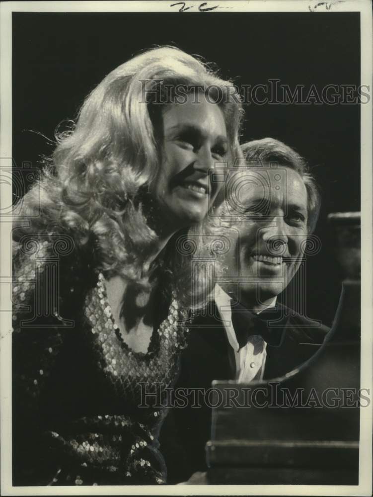 1971 Press Photo Mrs. Joan Kennedy and Andy Williams on Andy&#39;s TV show. - Historic Images