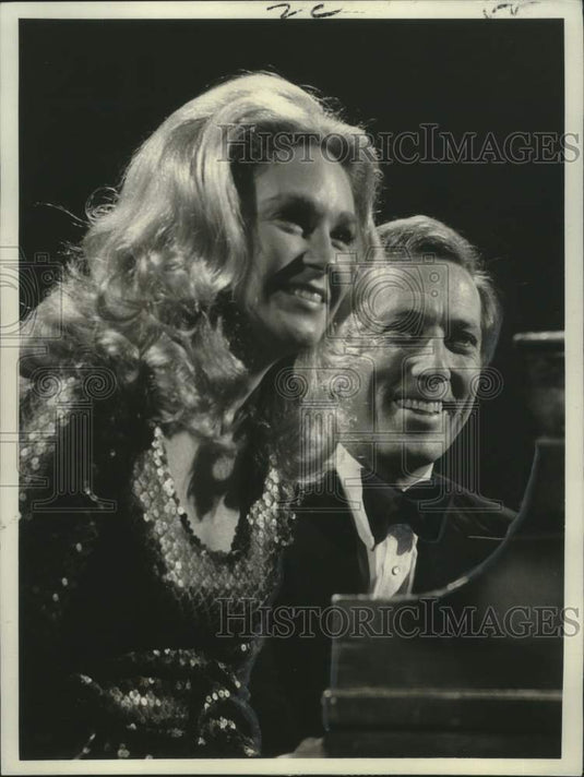 1971 Press Photo Mrs. Joan Kennedy and Andy Williams on Andy's TV show. - Historic Images