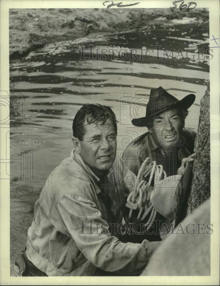 1972 Press Photo Glen Ford and Arthur Kennedy in &quot;Day of the Evil Gun.&quot; - Historic Images