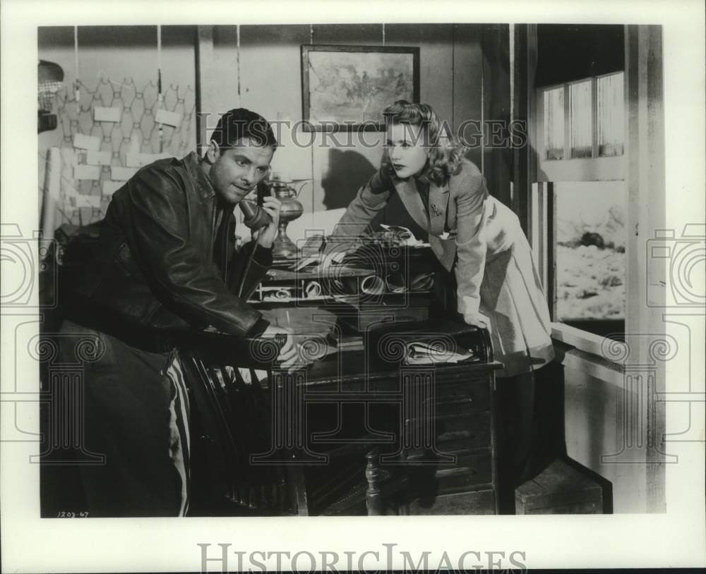 1989 Press Photo Robert Cummings and Priscilla Lane in &quot;The Saboteur.&quot; - Historic Images