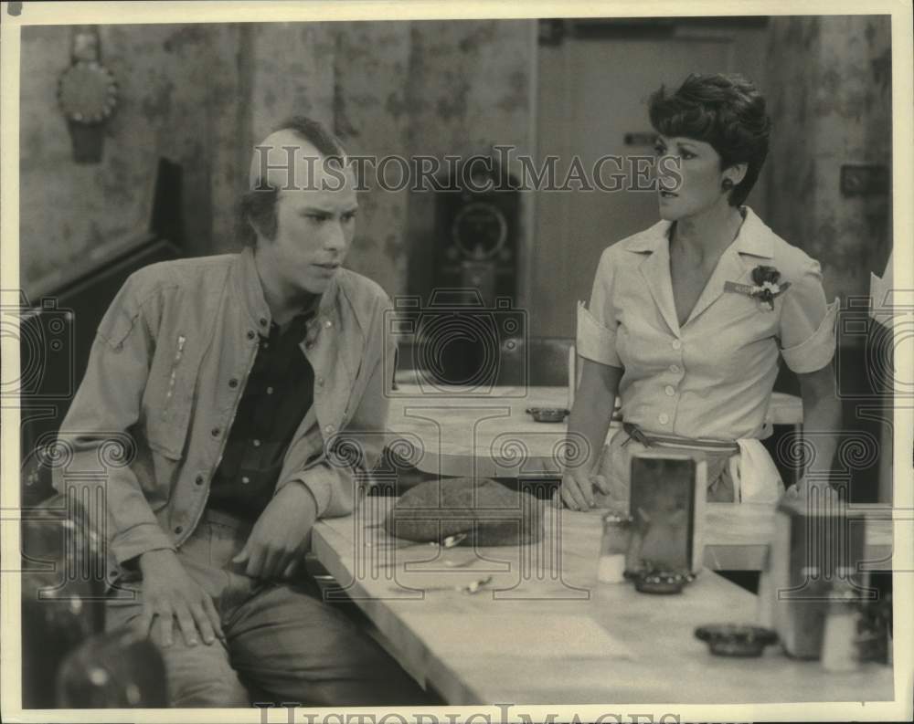 1984 Press Photo Linda Lavin and Philip McKeon in a scene from "Alice." - Historic Images