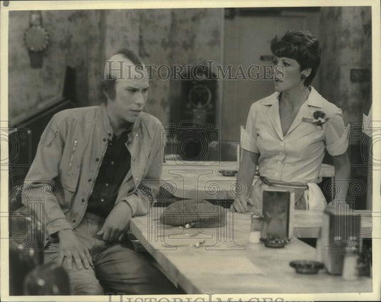 1984 Press Photo Linda Lavin and Philip McKeon in a scene from "Alice." - Historic Images