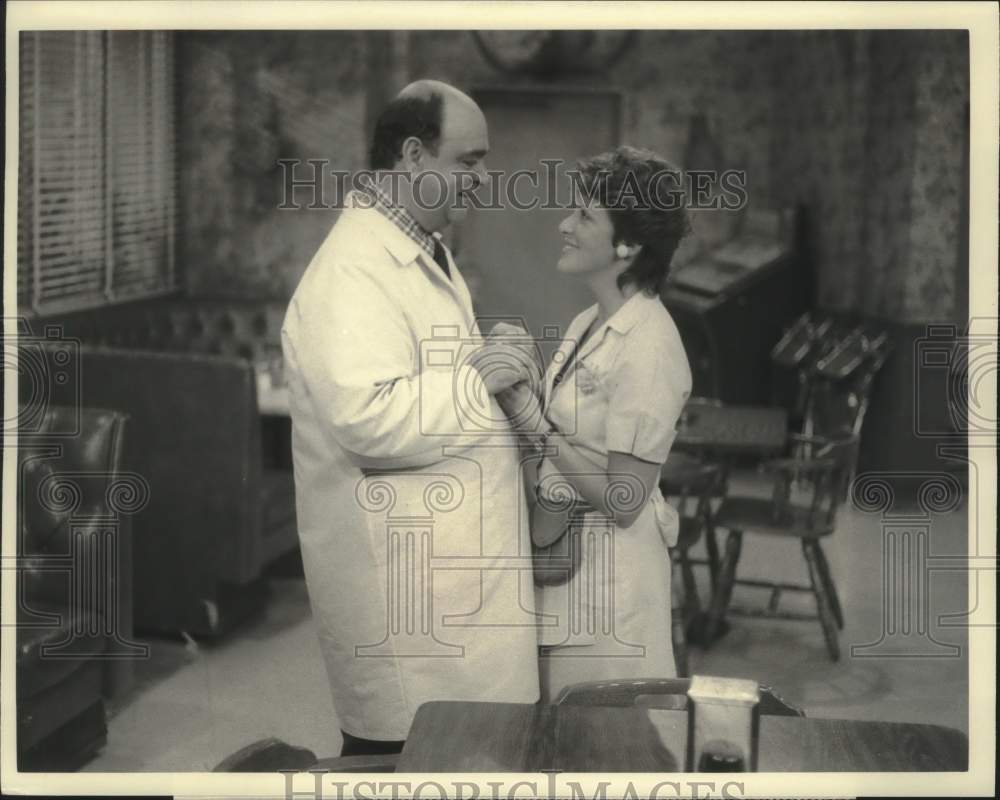 1984 Press Photo Actors James Coco, Linda Lavin in &quot;Alice&quot; - Historic Images