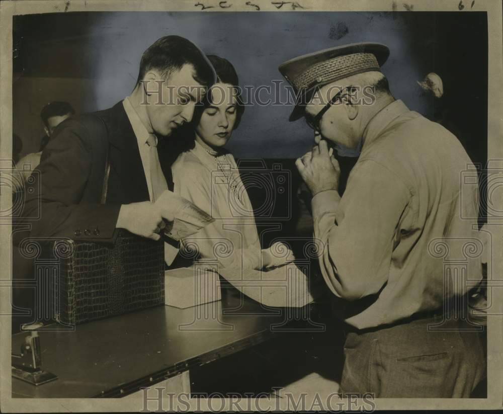 1948 Press Photo Former Miss America and Husband at New Orleans Customs-Historic Images