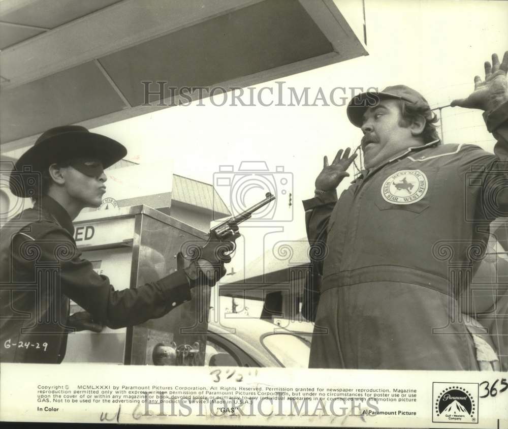 Press Photo Gas Station Holdup Scene in &quot;Gas&quot; - Historic Images