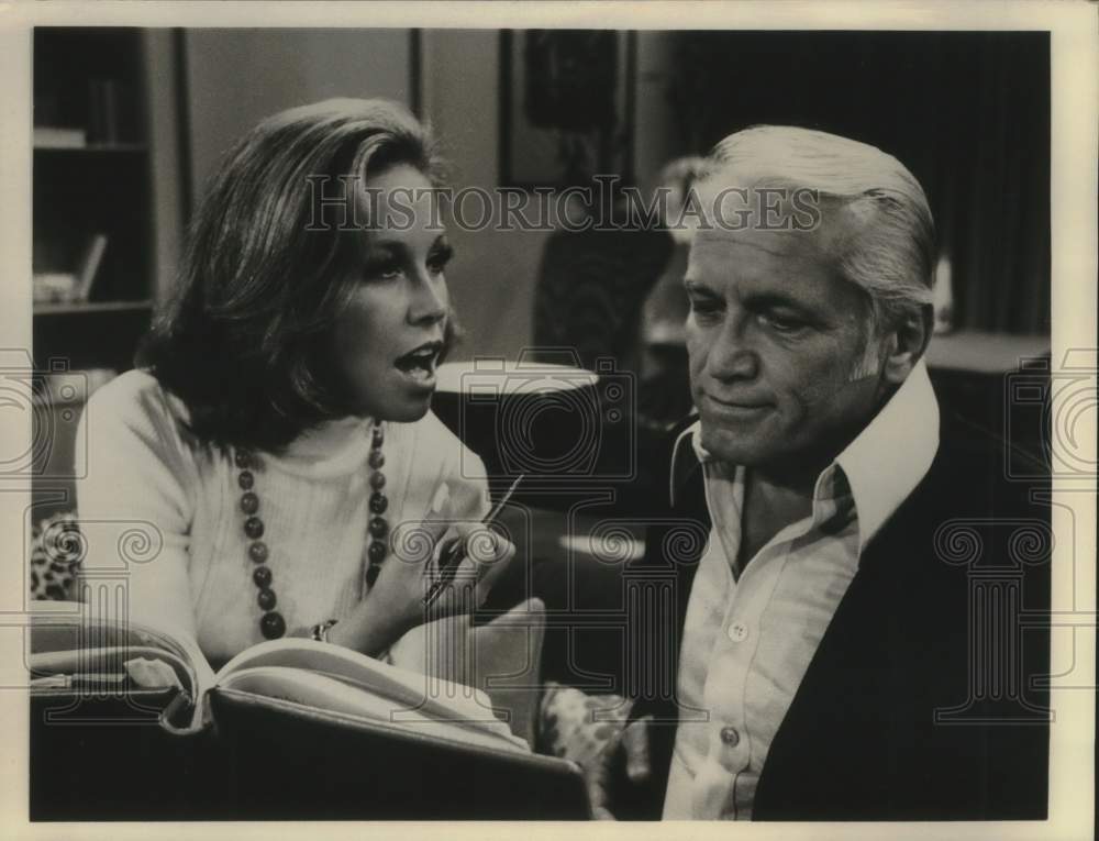 1975 Press Photo Mary Tyler Moore reviews a script for her show with Ted Knight - Historic Images