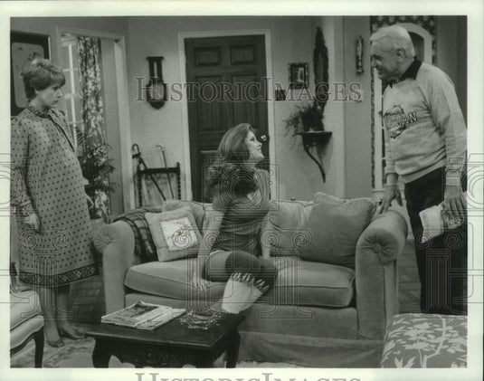 1982 Press Photo Ted Knight with co-stars in a scene on "Too Close For Comfort" - Historic Images