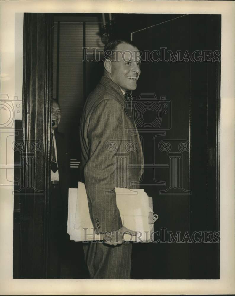 1949 Press Photo Bill Maher, special investigator going into Grand Jury Room. - Historic Images