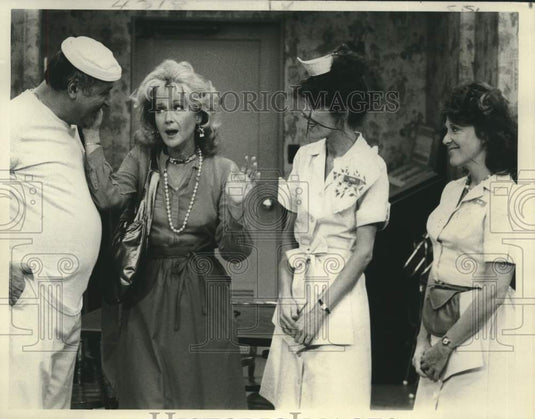 1980 Press Photo Vic Tayback, Diane Ladd, Beth Howland, & Linda Lavin in "Alice" - Historic Images
