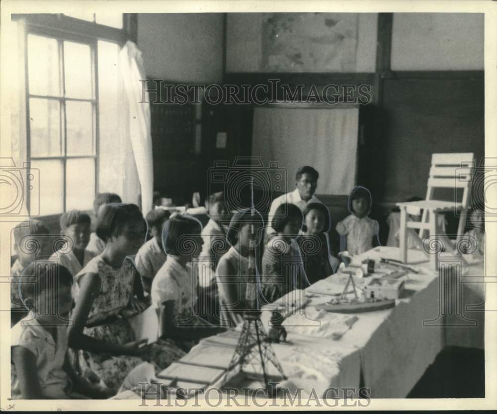 1959 Press Photo Children present their summer projects at an exhibit in Kyoto - Historic Images