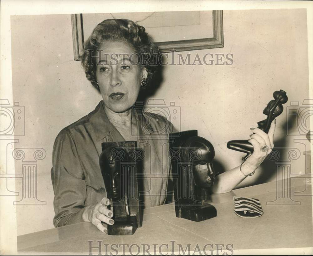 1953 Press Photo Dr. Gaither McConnell displays hand-carved pieces from Africa - Historic Images