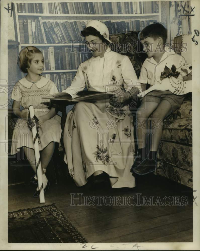 1955 Press Photo Mrs. A. H. Kolstad reads Christmas story to her children.-Historic Images