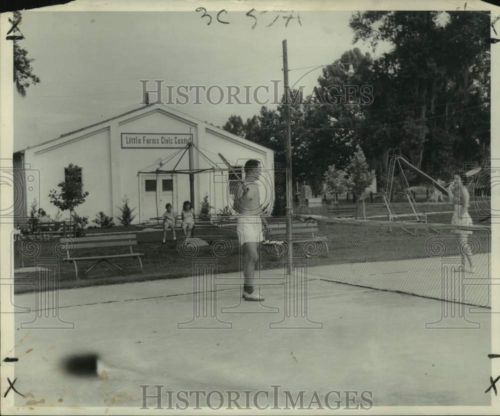 1952 Press Photo Mr. &amp; Mrs. Philip Briel at Little Farms Tennis Court - Historic Images