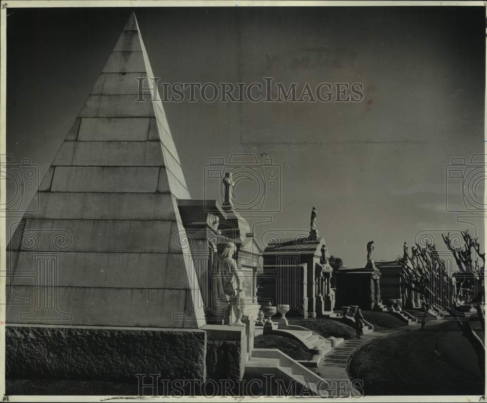 1973 Press Photo The Egyptian like tomb of Mrs. Moriarty in Metairie Cemetery. - Historic Images