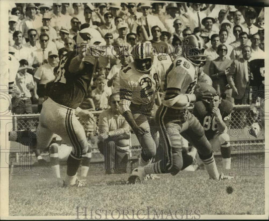 1968 Press Photo Saint's Gene Howard picks off a Cardinal pass. - nox33667-Historic Images