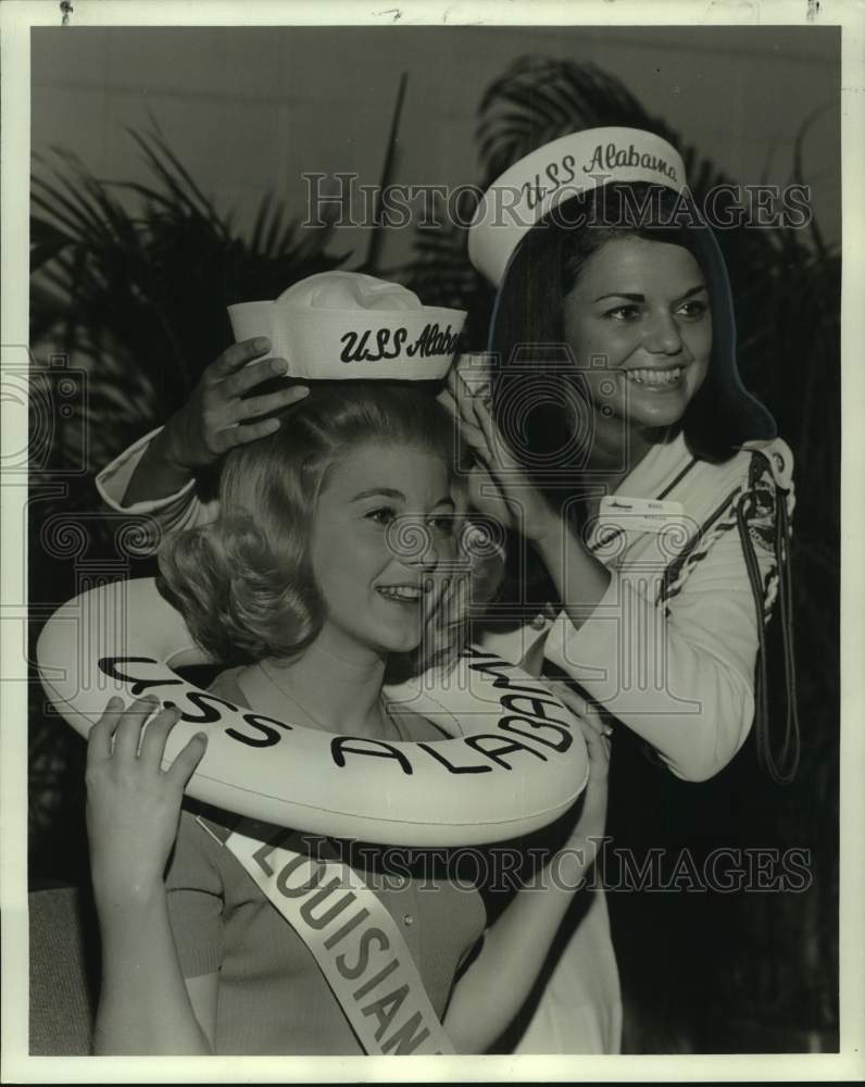 1970 Press Photo Miss USS Alabama Gives Louisiana Junior Miss Linda McQueen Hat - Historic Images