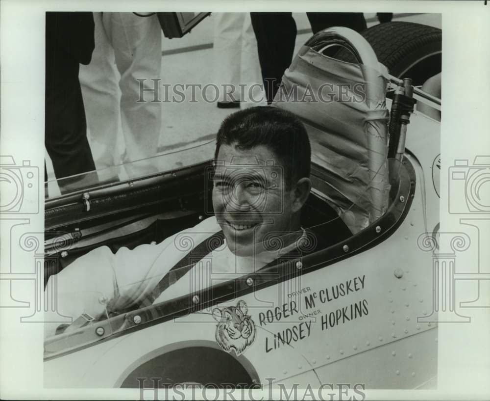 1968 Press Photo Race car driver Roger McCluskey heads to the starting line - Historic Images