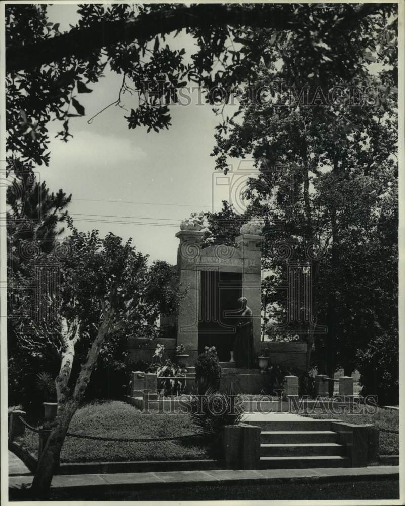 1973 Press Photo A large grave site memorial at Metairie Cemetery - Historic Images