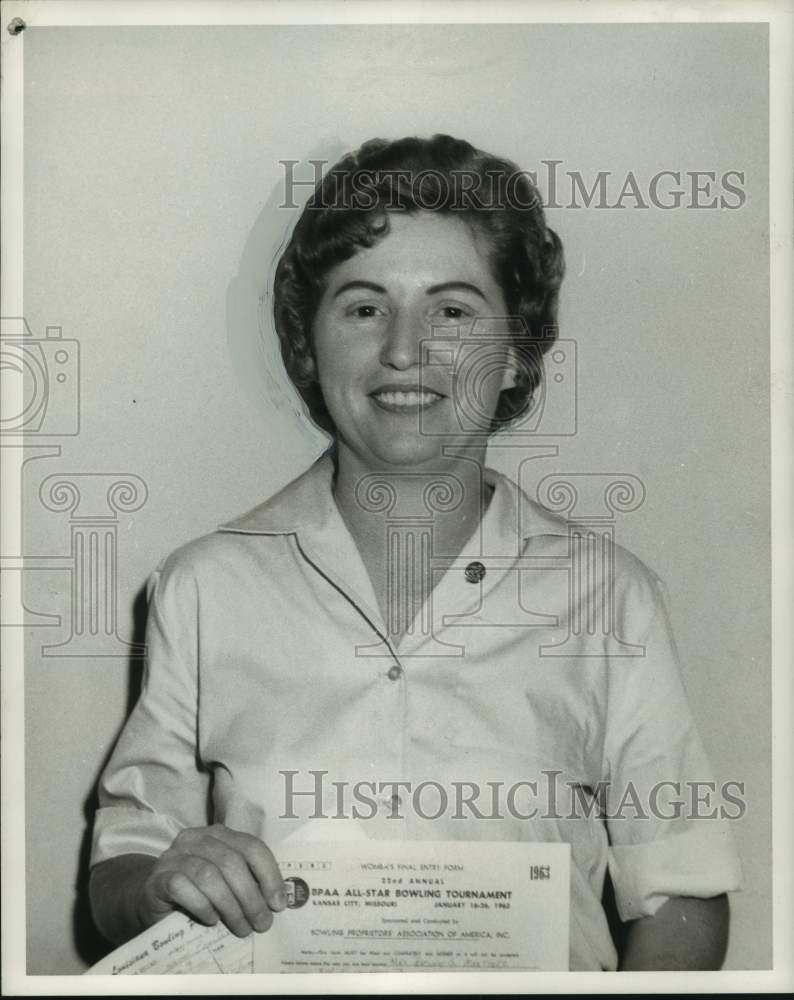 1951 Press Photo Mrs. Bessie Martinez holds certificate from bowling tournament. - Historic Images