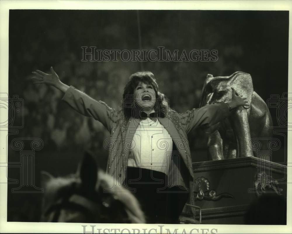 1989 Press Photo Actress Michele Lee in Ringling Brothers Circus TV Special - Historic Images