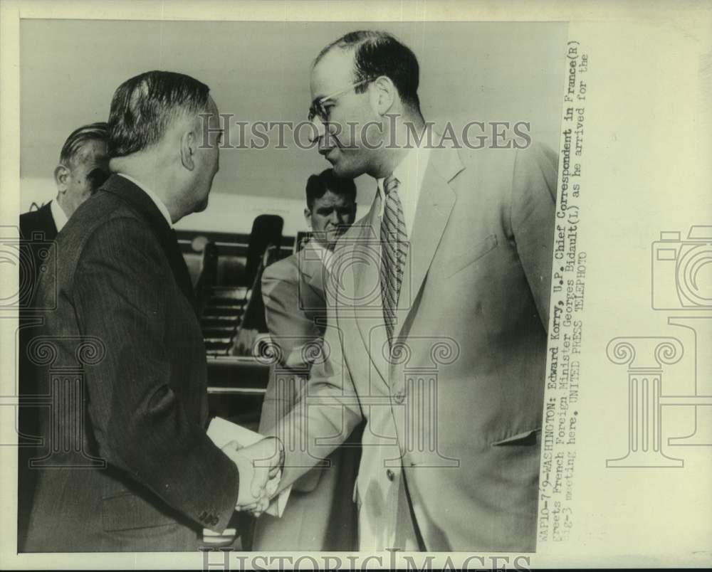 1953 Press Photo United Press Correspondent Greets French Foreign Minister - Historic Images