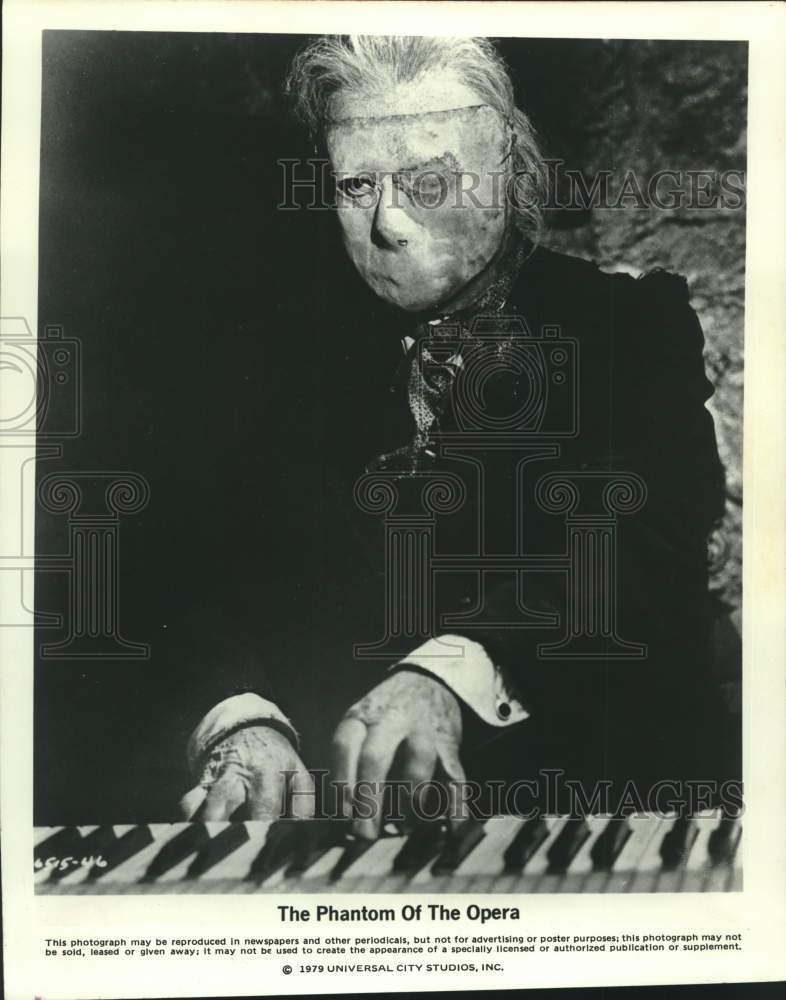 1979 Press Photo Herbert Lom plays the piano in &quot;The Phantom of The Opera&quot; - Historic Images