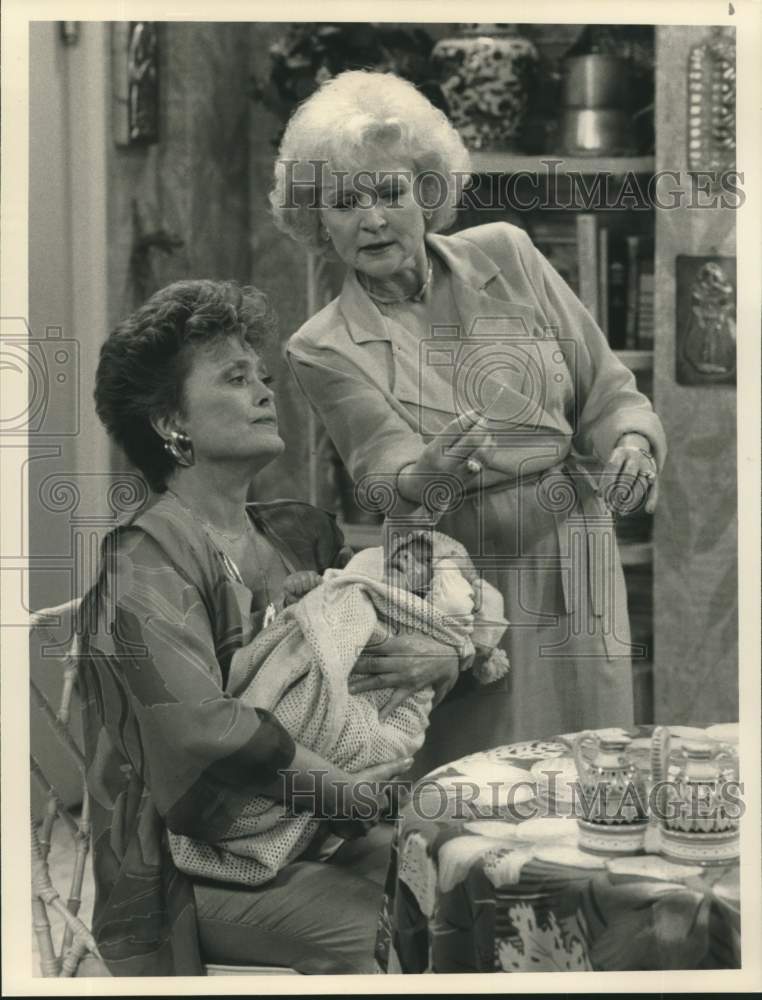 1989 Press Photo Actors Rue McClanahan, Betty White in &quot;The Golden GIrls&quot; - Historic Images